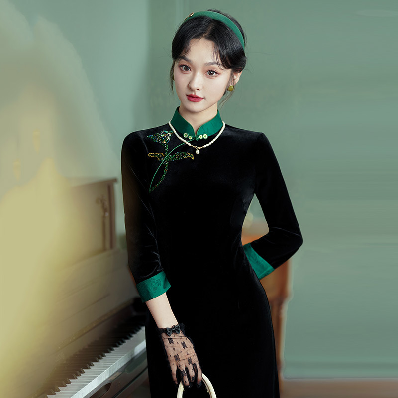 Black satin with gold thread, old Shanghai style, national style Chinese modified cheongsam, young women's retro long-sleeved, autumn and winter clothing.