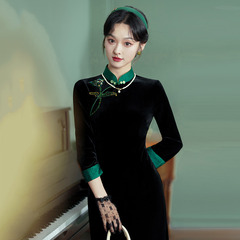 Black satin with gold thread, old Shanghai style, national style Chinese modified cheongsam, young women's retro long-sleeved, autumn and winter clothing.