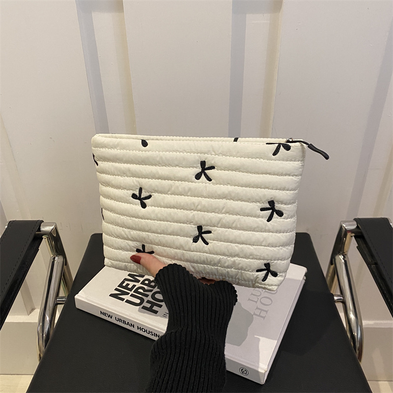 2024 invierno nuevo estilo ins moda portátil pana impresión de mariposa gran capacidad maquillaje embrague portátil