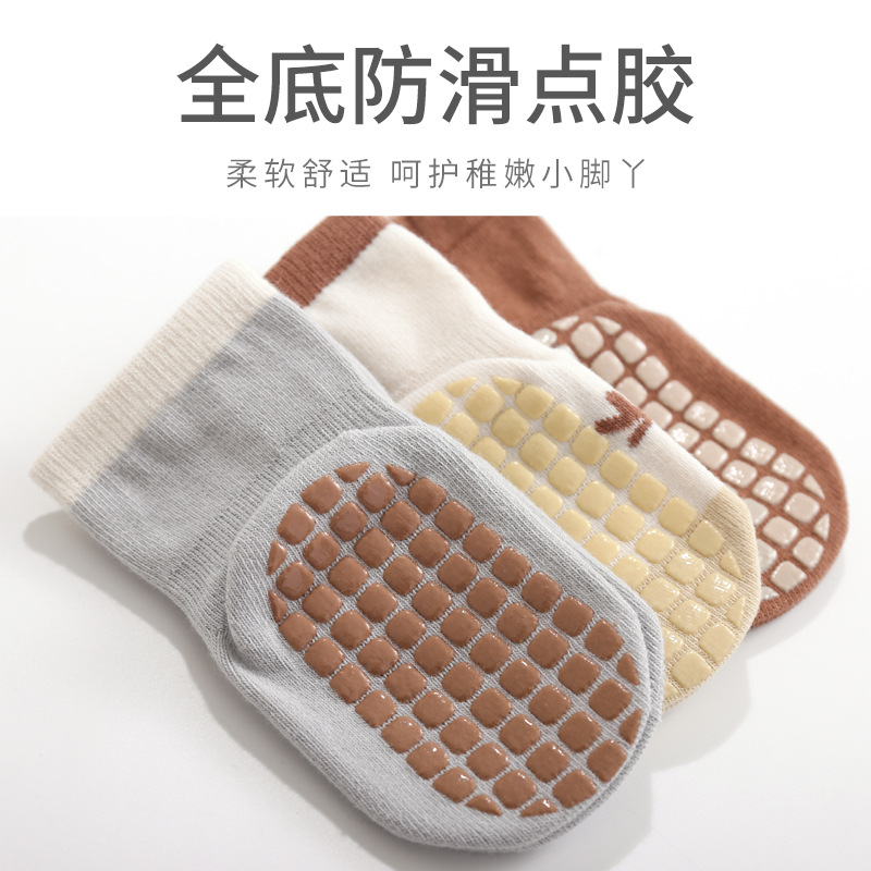 2023 otoño nuevos calcetines de piso de bebé interior antideslizante pegamento de fondo completo niño lindo dibujos animados niños y niñas calcetines de media pantorrilla