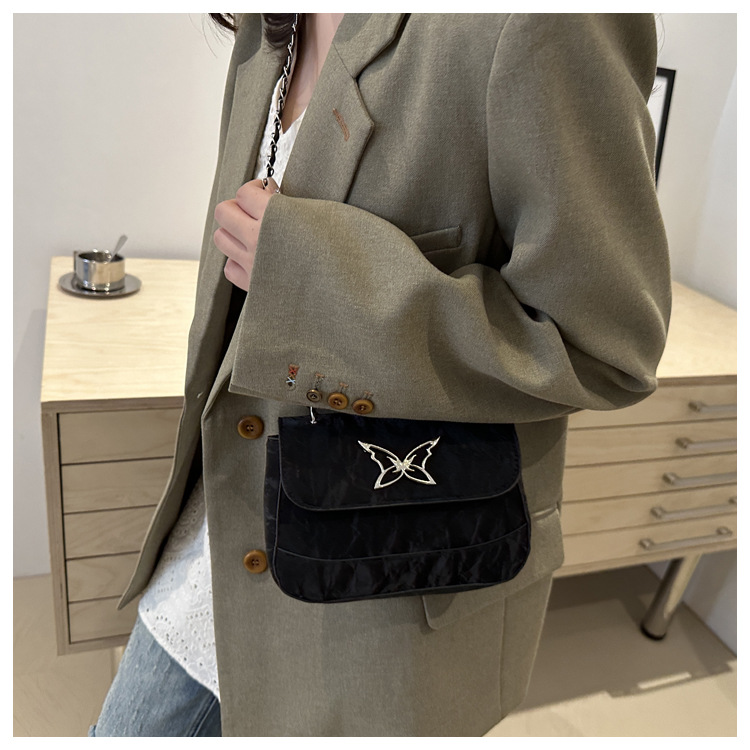 This is a trendy, casual, fashionable and simple crossbody bag for women with a niche design in the autumn of 2024 undefined