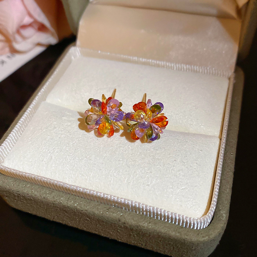 Pendientes tejidos de cristal de flores de color de aguja de plata Pendientes de temperamento fresco Pendientes de lujo ligero de alta calidad Diseño de nicho