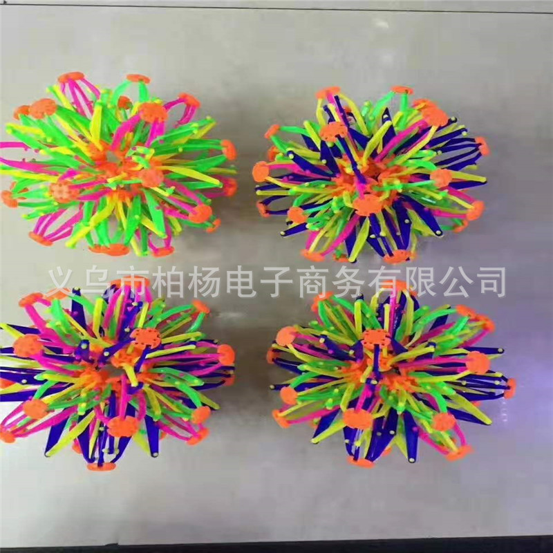 厂家批发 儿童手抓脚踢开花球魔术伸缩球 广场地摊玩具塑料玩具