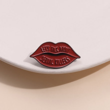 红色嘴唇嘴巴炫酷新品欧美胸针百搭通勤背包装饰配件金属徽章勋章