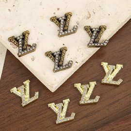 时尚轻奢V字母镶钻配件复古气质高级感发饰发夹贴片DIY包包配件