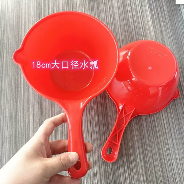 18cm Plastic Red Water Scoop Water Drifting Fair Sale Gift Large Long Handle Plastic Water Scoop Water Spoon