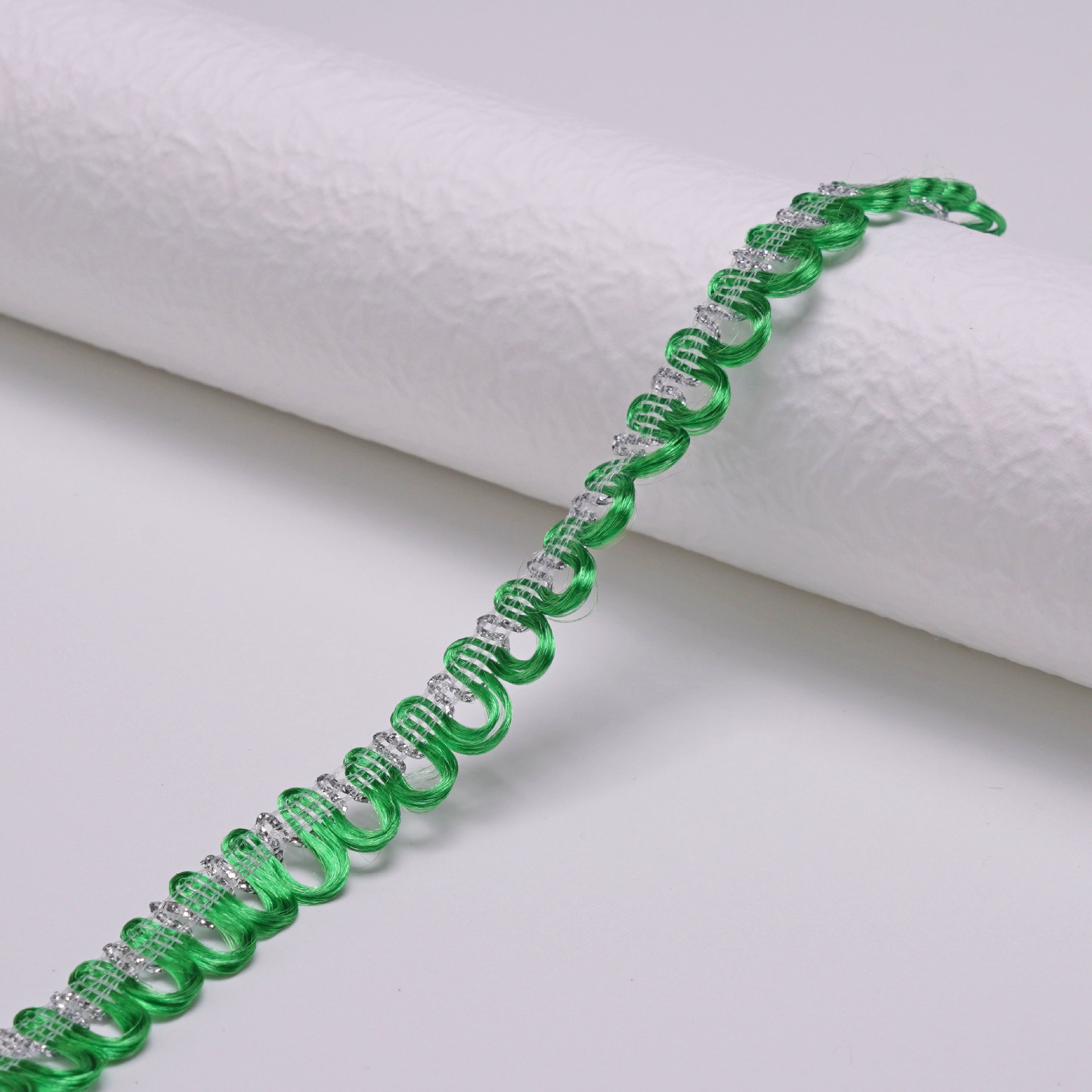 Suministro de stock directo de fábrica de 1cm de color dorado y plateado borde ondulado encaje ropa accesorios