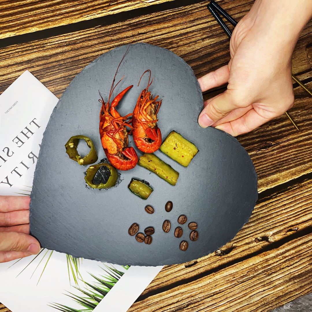 Estilo europeo y Americano natural en forma de corazón negro Placa de pizarra Placa de barbacoa Placa de roca de amor Placa de filete vajilla placa de piedra