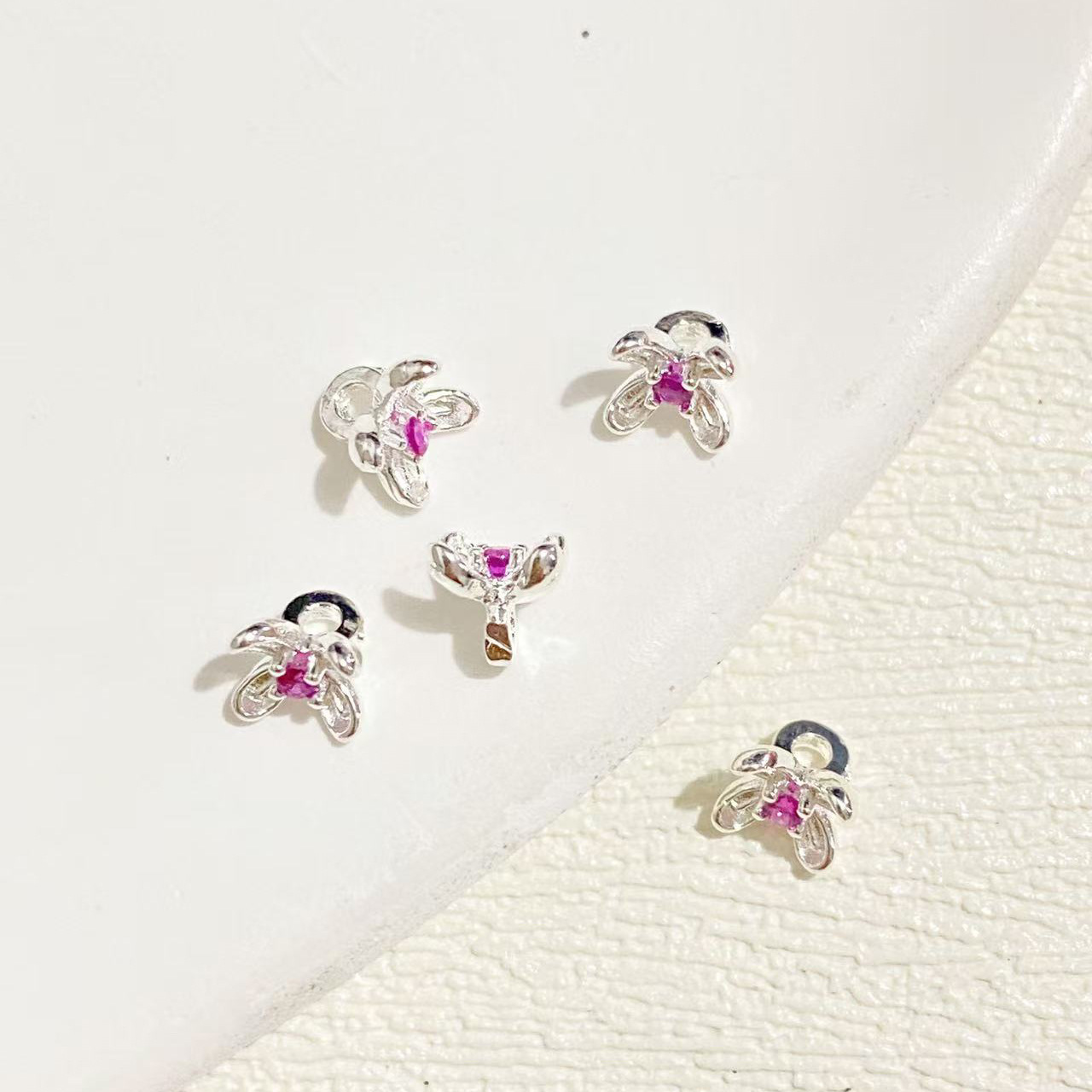 高保色diy部品に桂花のボタンを入れて、ビーズの小さいボタンの部品のビーズの散珠の手作りの材料を飾ります。