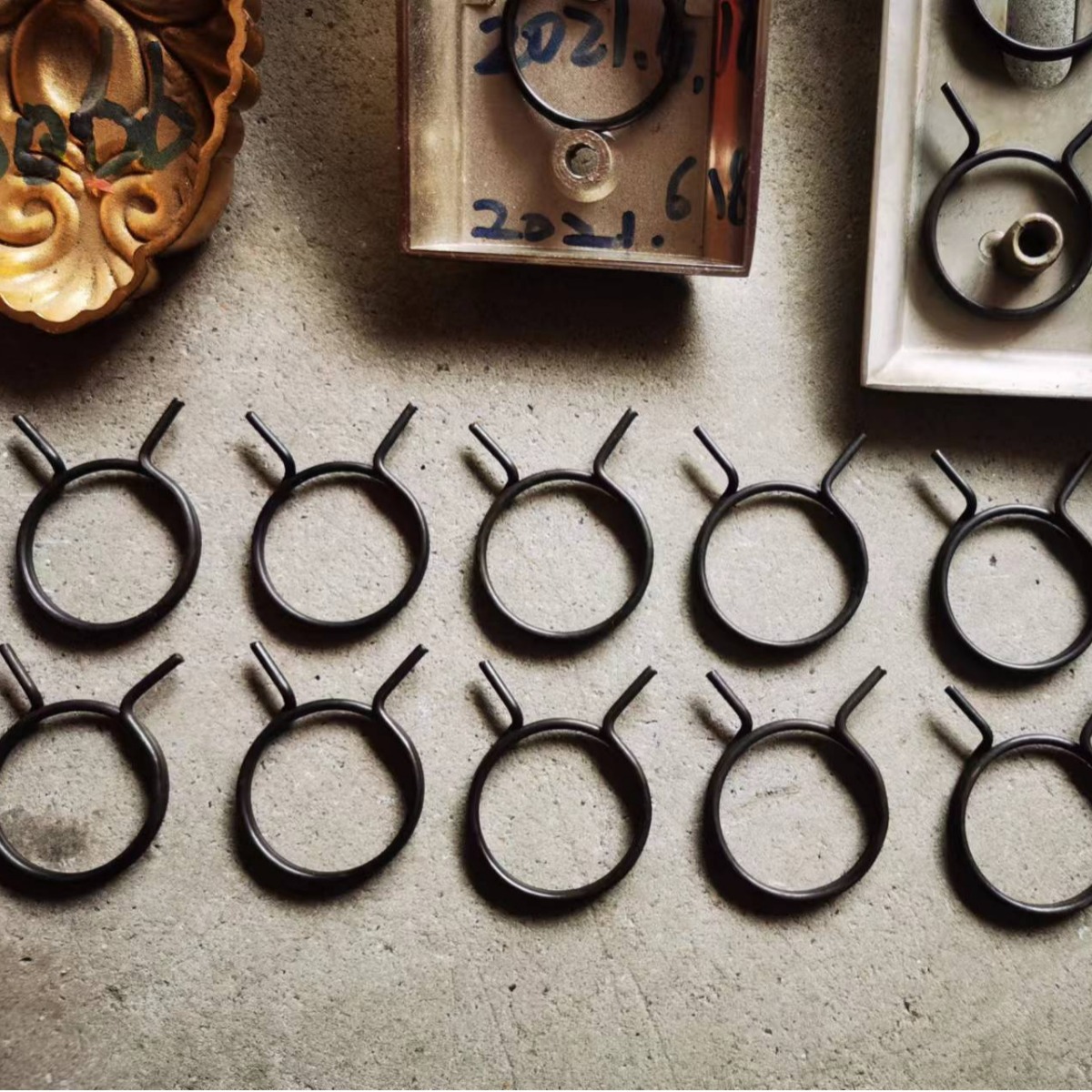 厂家直供各种刷脸智能化锁具圆形弹簧防盗门手柄五金配套件订购