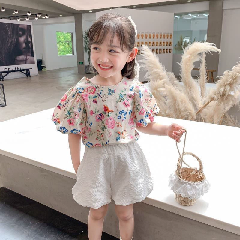 Летняя Одежда для девочек костюм 2024 Новый западный стиль для маленьких девочек летняя новая мода Цветочная рубашка блумеры костюм из двух частей