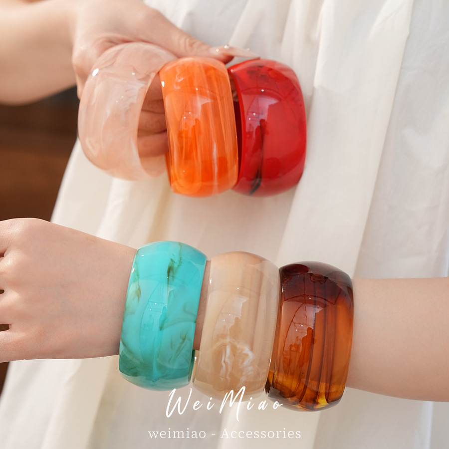Acrílico ancho redondeo tiñado pulsera estilo europeo y americano simple personalidad exagerada pulsera ligera joyas de nicho de lujo al por mayor