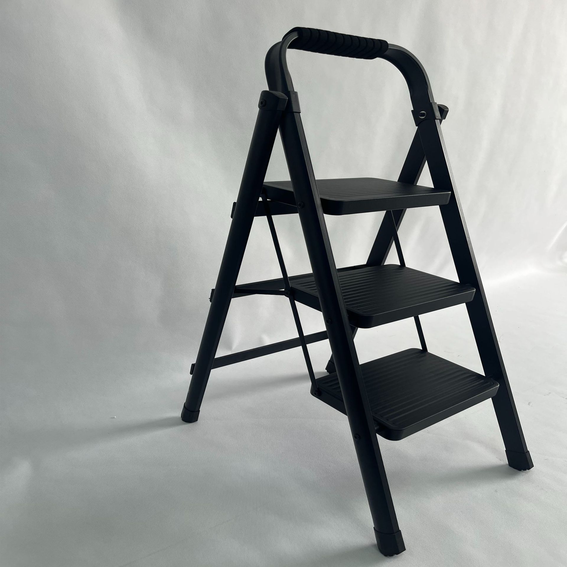 난간이 있는 3단 사다리 흰색