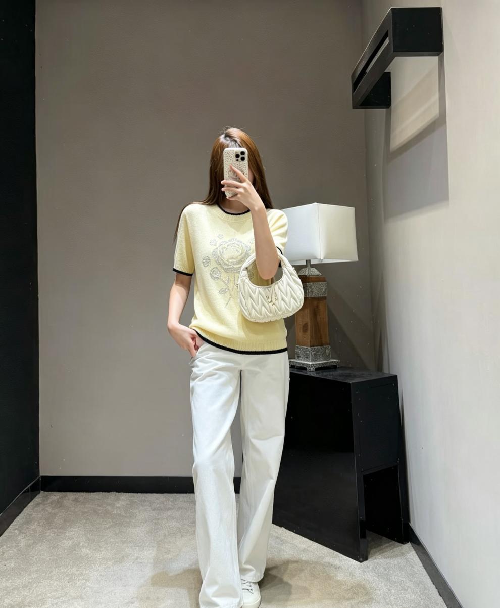 High-Quality Camellia Rhinestone Brand Logo Embellished Knitted Pullover With Round Neck And Short Sleeves, Light Luxury, Simple,_ecoleips.com