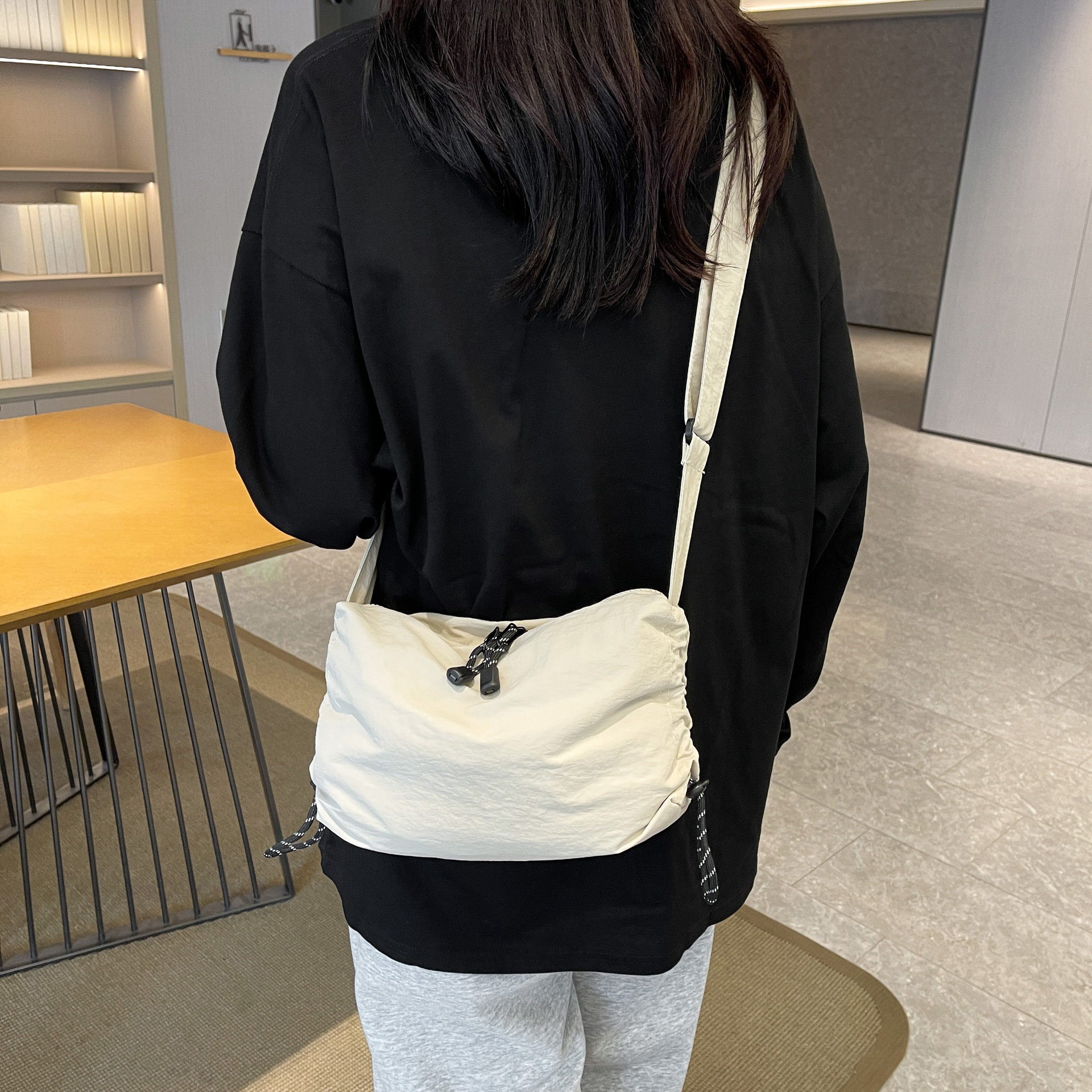 La versión coreana de la sensación de diseño de nicho de ins, bolsa plisada de cuerda de nylon, nueva moda y ocio para mujeres, bolsa de albóndigas de autostop