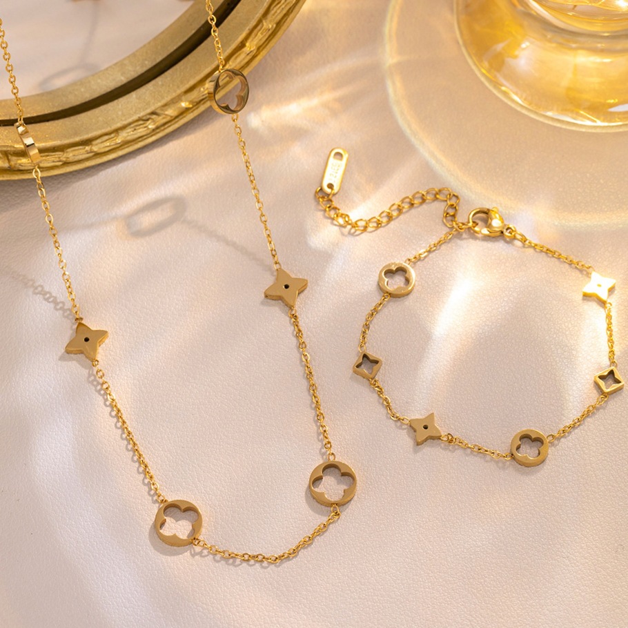 Exquisite Accessible Luxury Cut Out Four-Leaf Clover Titanium Steel Necklace for Women Niche Design 18K Gold Non-Fading Four-Leaf Clover Clavicle Chain