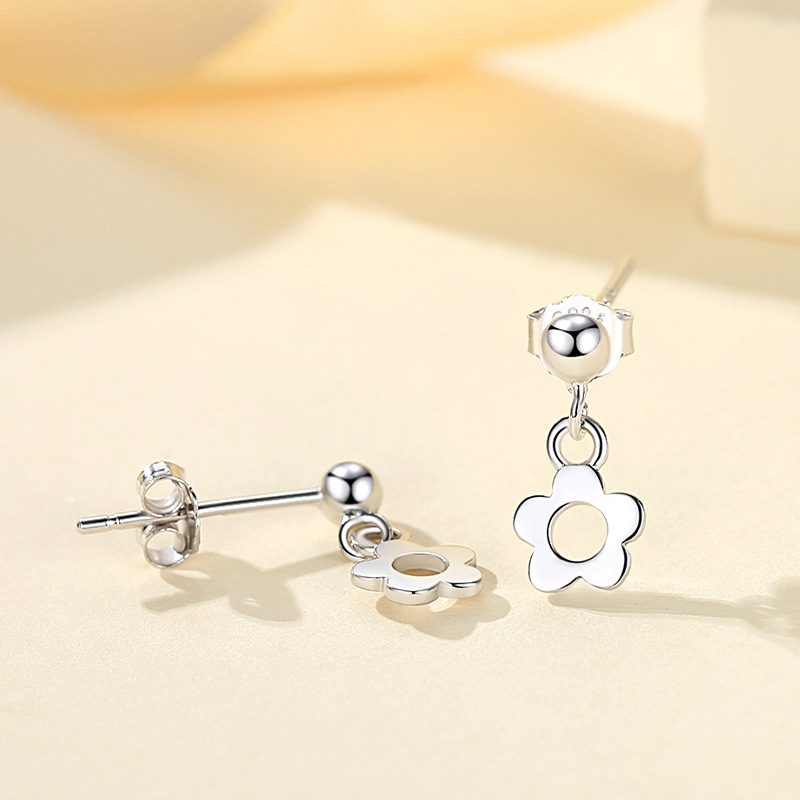 S925 plata esterlina pequeña flor estilo coreano pequeño hueco girasol pendientes simple elegante estudiante artístico fresco estilo Mori