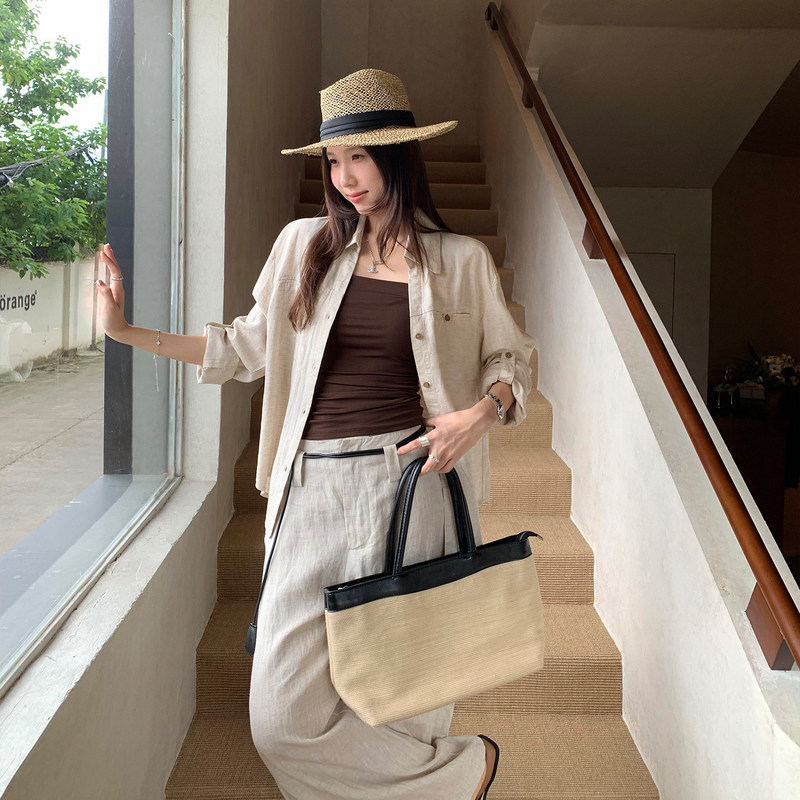 Korean-style white collared shirt for women, long-sleeved, with double pockets and metal buttons, suitable for commuting and elegant