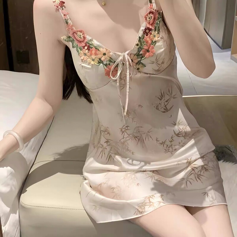中国風花サスペンダーアイスシルクナイトガウン女性の夏 2025 新しいハイエンドパジャマ胸パッド付きホームウェア|undefined
