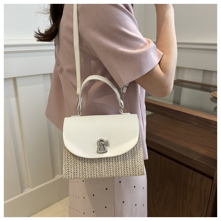 Color-Blocking-Hand-gehaltenes kleines Quadrat für Frauen 2024 neue Sommer koreanische Version modische Lock Gras gewebt lässig_voghion.com