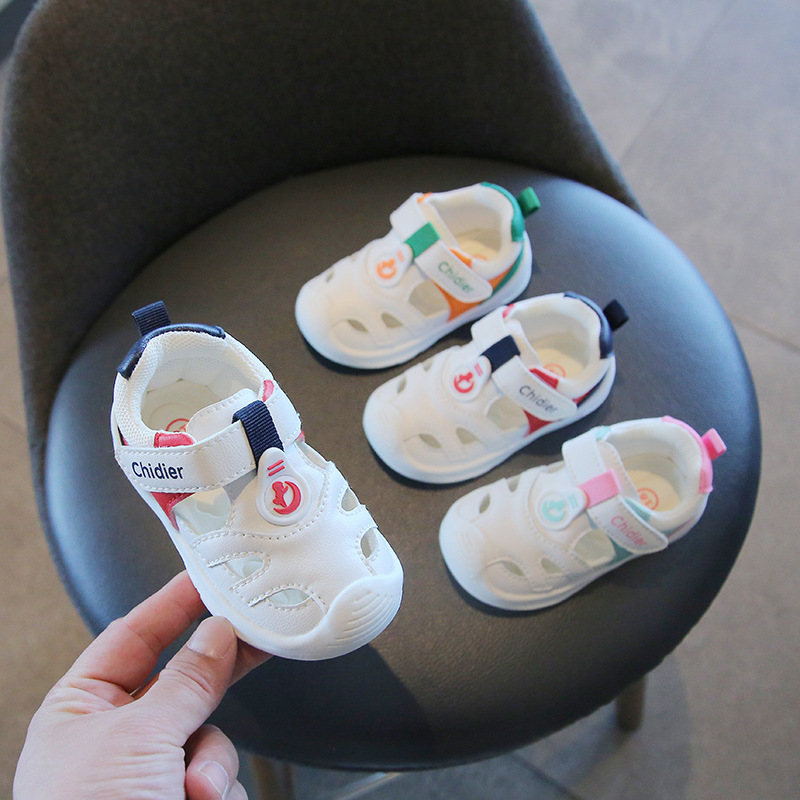 Deportes de los niños medias sandalias de verano nuevos niños y niñas superficie de cuero hueco zapatos de bebé cabeza bolsa zapatos de playa inferior suave todo partido