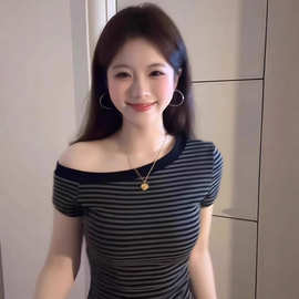 美式复古条纹斜肩短袖t恤女夏季辣妹风修身别致修身百搭小上衣潮