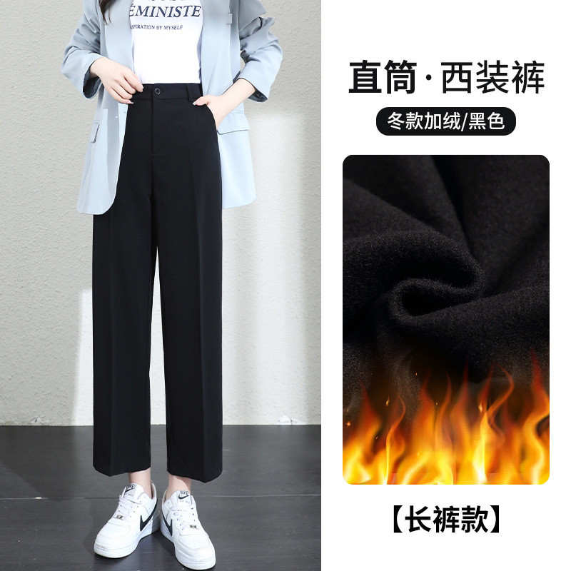 黒いスーツのズボンの女性のペンダント感があります。|undefined