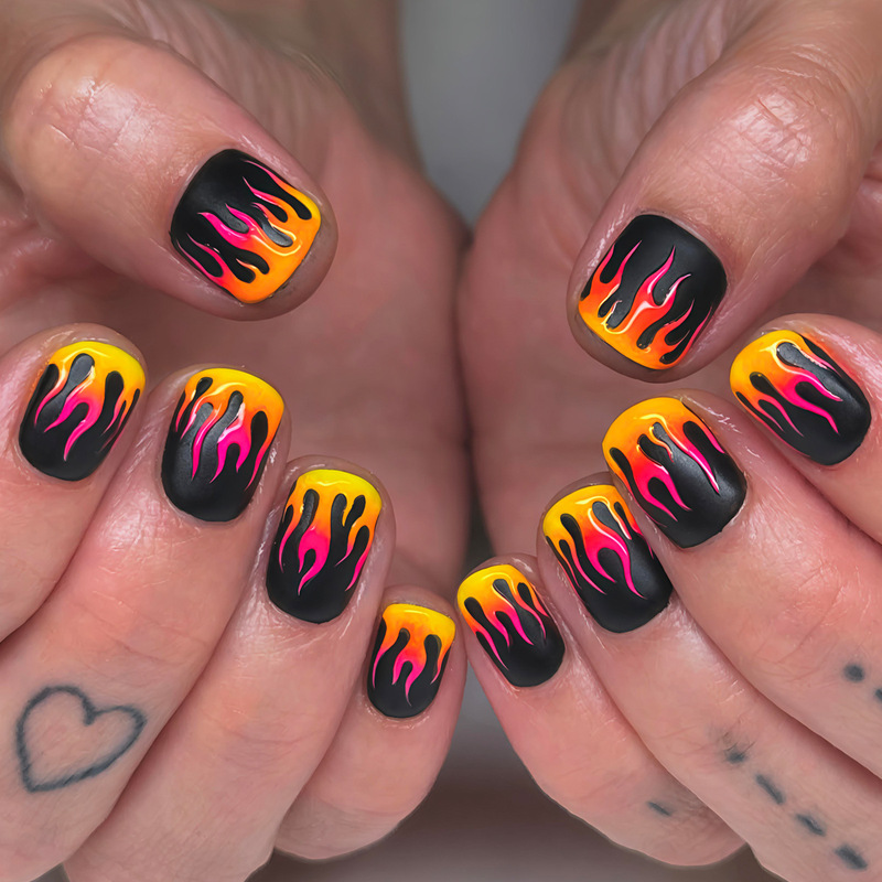 New Manicure Finished Nail Pieces Dark 24-Piece Patch Flame Halloween Fake Nails Removable Nail Stickers European and American