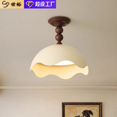 法式奶油风卧室灯2025新款设计师创意原木风蛋壳吸顶灯中古房间灯