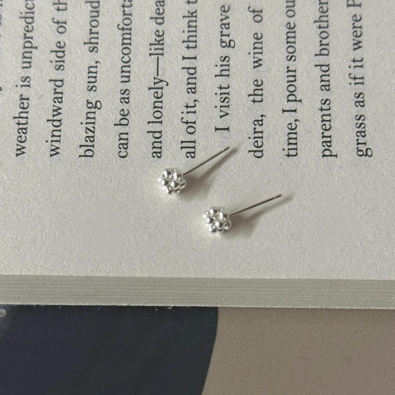 Flower Earrings Women's Fashion Simple Small Stampling Earrings Gentle Daily Commute Small Earrings 2025 New