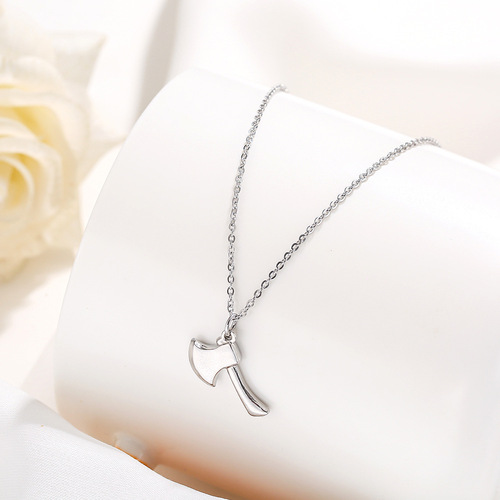 Ins-style personalized heart bear titanium steel necklace for women, non-fading silver lockchain, niche simple pendant necklace accessory