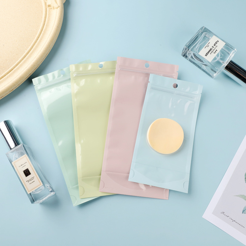 Spray refill bottles, skincare packaging bags, sealed pouches, powder puffs, self-sealing bags—colorful, stand-up self-seal bags directly from the manufacturer.