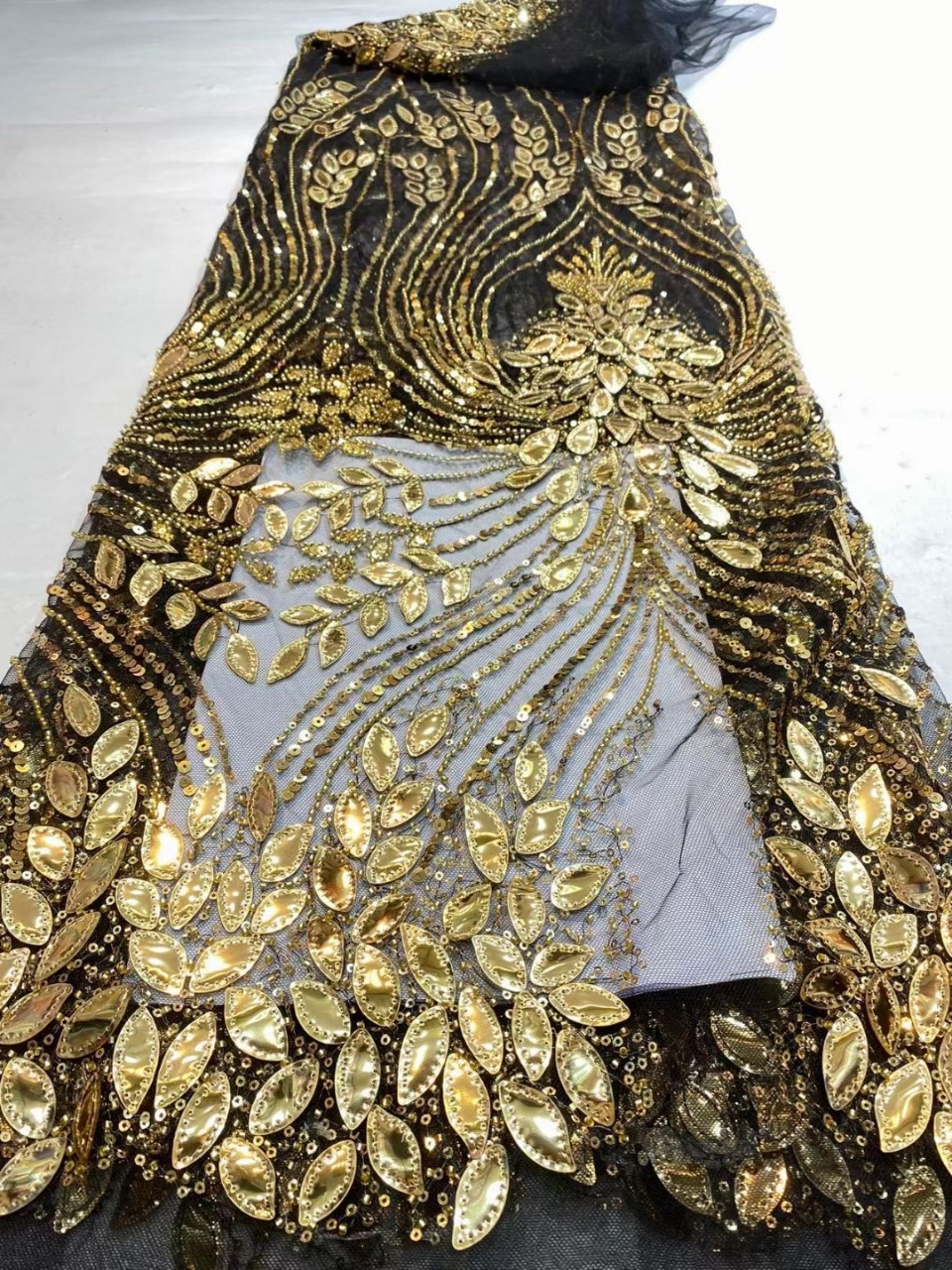 Púrpura negro oro láser pieza de tubo de cuentas bordado de alta definición ropa de rendimiento moda estilo étnico tela de bordado de lentejuelas pieza de tela láser