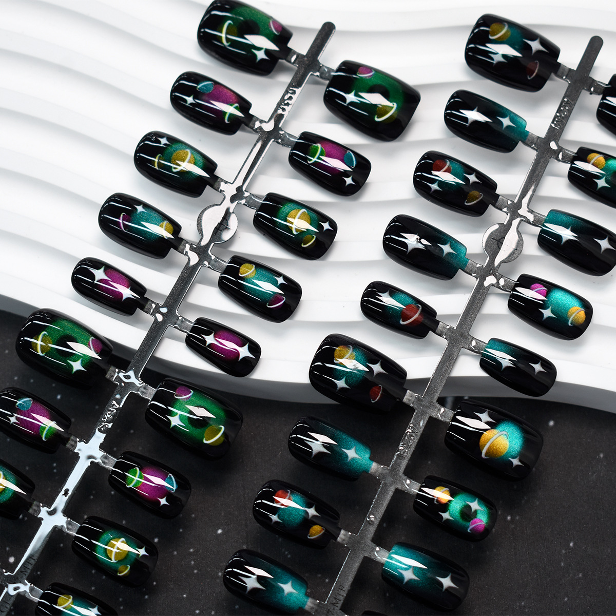 Pequeño libro rojo estilo caliente Happy Planet color ojo de gato con armadura corta de otoño e invierno con uñas blancas