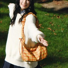 韩系暖调焦糖木耳花边斜挎包女大学生文艺感逛街出游野餐单肩包