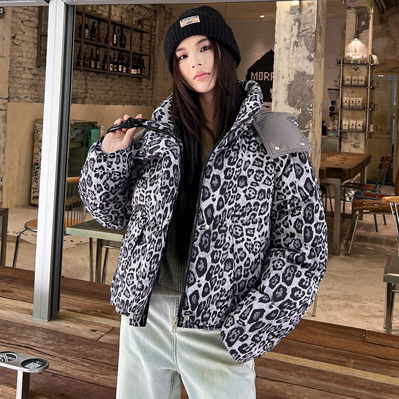 Transfronterizo 2025 otoño y invierno nuevo modelo europeo y americano leopardo abrigo de algodón mujer gruesa chaqueta corta con capuz abrigo de plumón