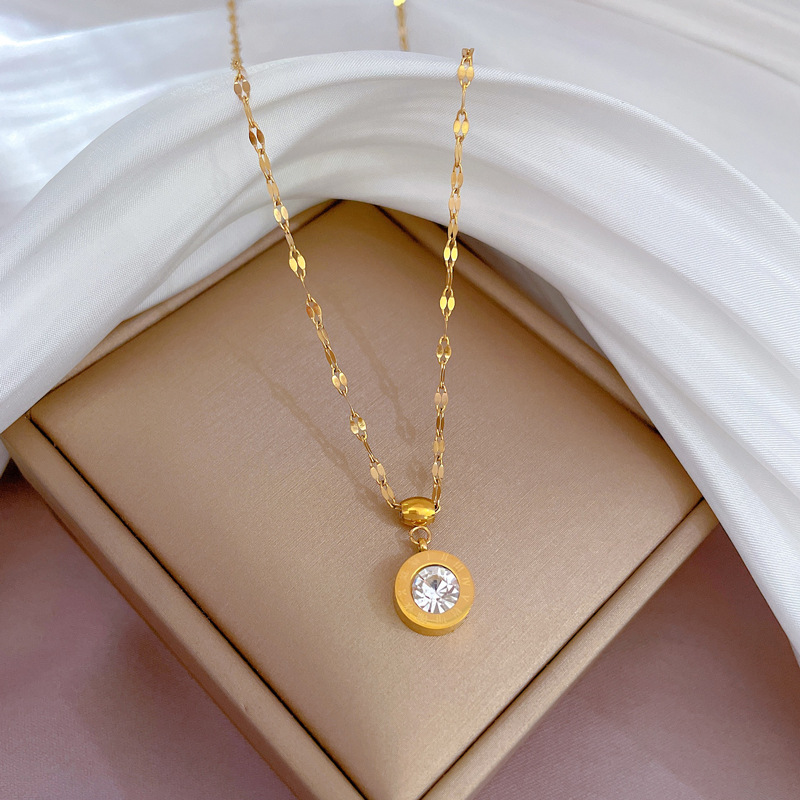 Collana con pendente in zirconi incisi con numeri romaniGioielli delicati_voghion.com