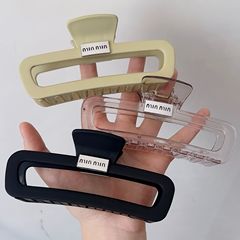 高級感のアルファベットのつや消しの髪は女性の髪の量が多いです。