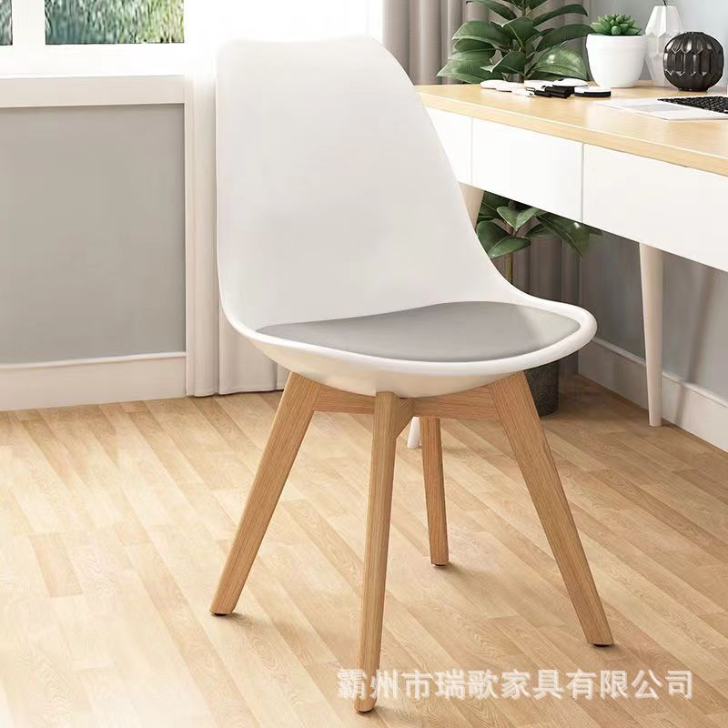 26 años de nueva silla de comedor de madera maciza silla nórdica simple doméstica maquillaje de dormitorio silla de mesa silla de red