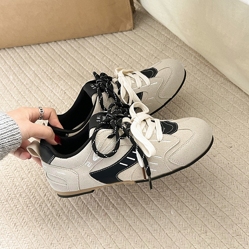 Two-color universal shoelaces