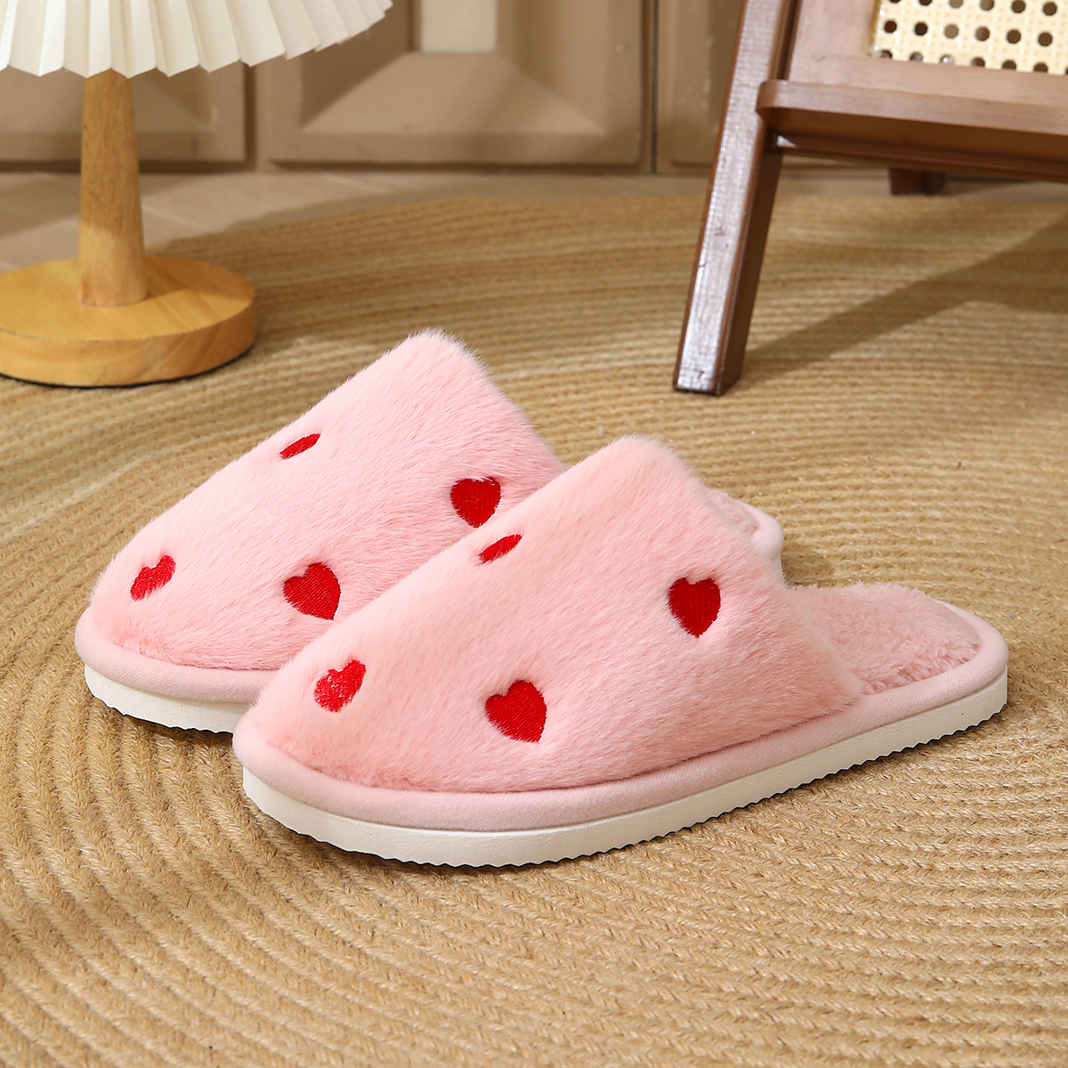 thumbnail image 1 of Zapatillas de algodón para mujer en otoño e invierno, zapatillas de algodón de interior de nuevo estilo para el hogar, además de terciopelo para mantener el calor y las zapatillas peludas de amor con, 1 of 5