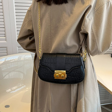 包包女包2022夏季新款小香風女的斜挎包網紅時尚鏈條鎖扣包包