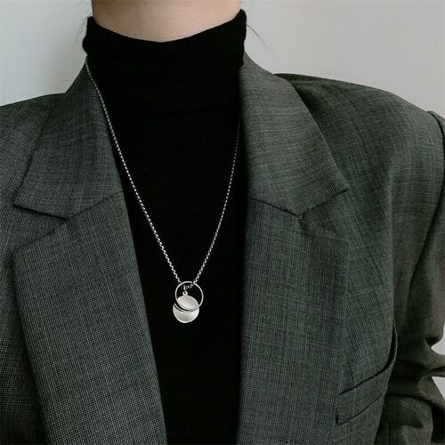Wang Yibo's same-style Instagram-worthy hip-hop rave-inspired pendant for men and women—featuring a geometric round-disc design, perfect for pairing with hip-hop hoodies or as a standout necklace.