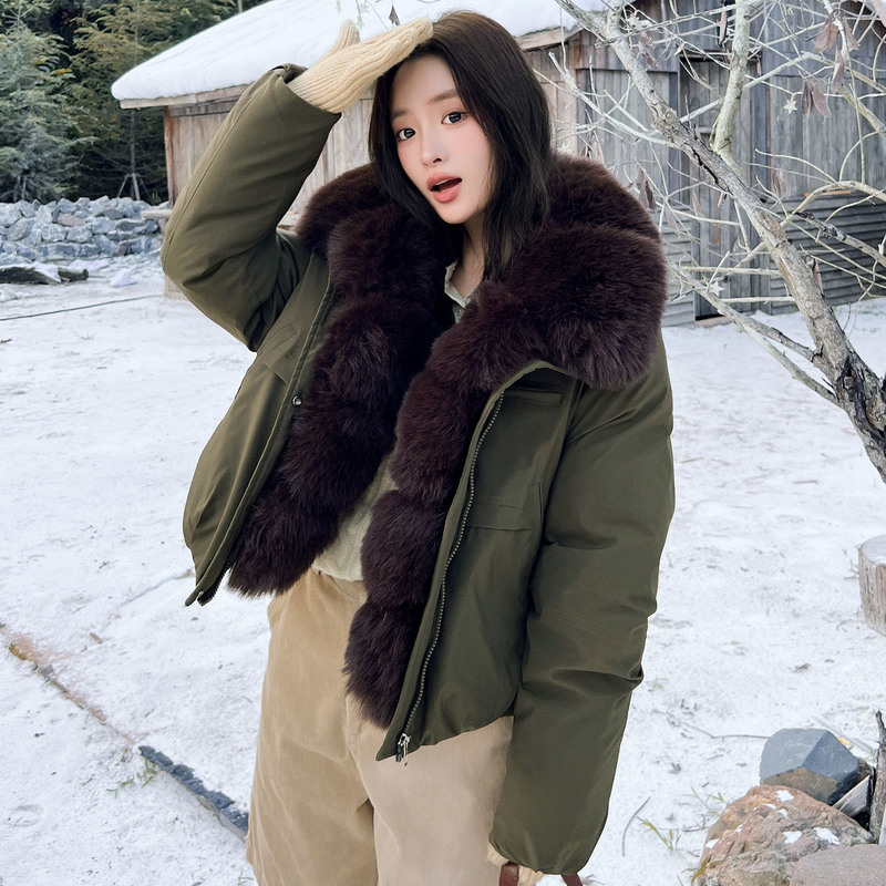 Women's short, thick, and warm winter parka with a large faux fur collar, loose fit, slimming effect, fashionable cotton jacket, suitable for petite figures Women's short, thick, and warm winter parka with a large faux fur collar, loose fit, slimming effect, fashionable cotton jacket, suitable for petite figures