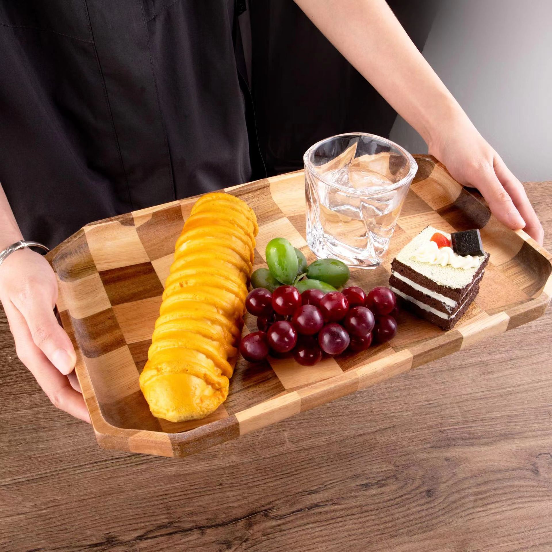 Bandeja de tablero de ajedrez de madera Mesa de la sala de estar Aperitivos Bandeja de almacenamiento de frutas Bandeja de desayuno de hotel Bandeja de té de madera maciza
