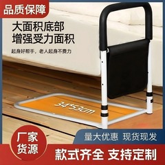 老人は起きて補助器のベッドの上で手すりをします。