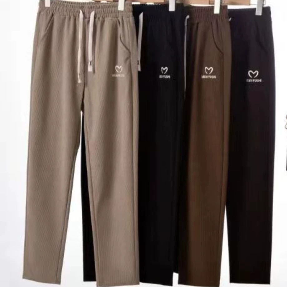 Уличные торговцы продают новые весенне-осенние тонкие хлопковые брюки из вельвета для женщин, верхнюю одежду для женщин среднего и пожилого возраста, прямые брюки оптом.