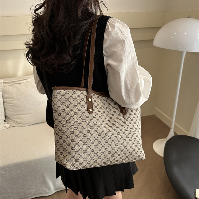 Bolsa de clase retro de gran capacidad para mujeres invierno 2025 nueva moda nicho bolso de hombro universal