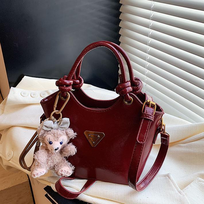 Nicho de diseño bolso de mano mujer 2025 nuevo estilo de moda bolso de hombro de aire extranjero sensación de alto nivel versátil bolso de cubo de transporte