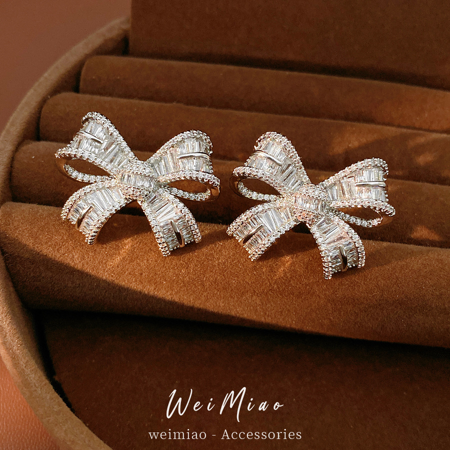 Aguja de plata zircon hueco arco pernos de arco ligero lujo de alta calidad sensación de aretes exquisitos de estilo de viaje al por mayor aretes de moda versátiles